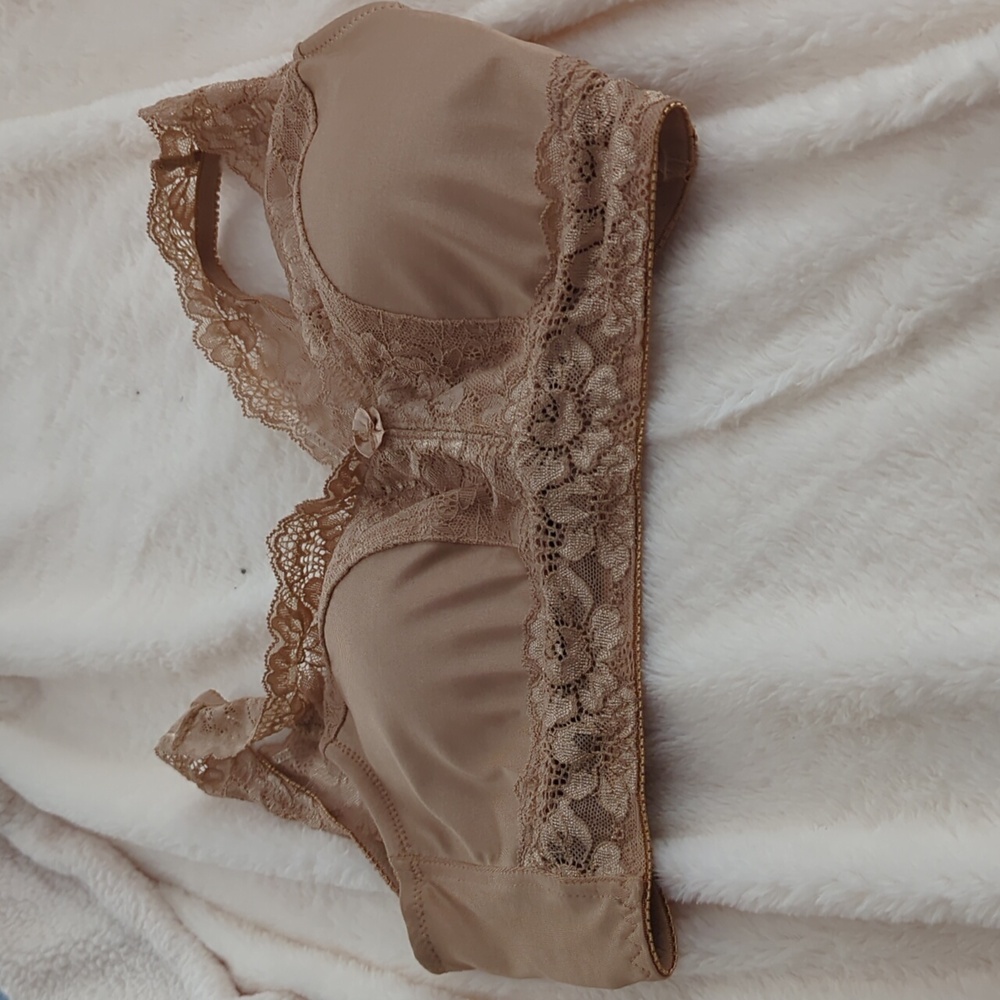Rhonda shear bra size medium new no tags beige